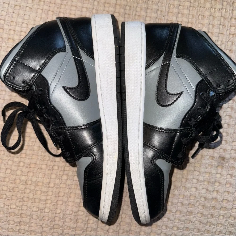 Air Jordan 1 Mid (GS) Size 5Y Nike Athletic Shoes‎ Black Grey Shadow